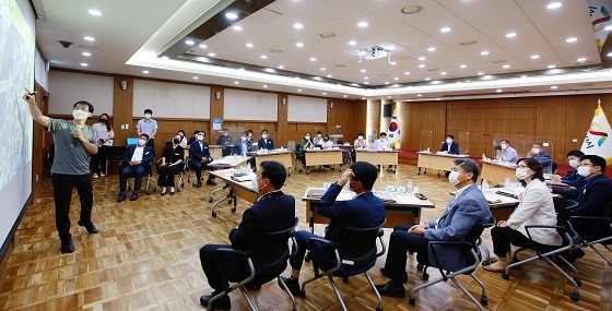 NSP통신-▲서산시가 성연중학교 통학 여건 개선 방안에 대해 논의했다. (서산시)