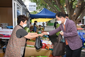 [NSP PHOTO]경북교육청, 영덕 임시시장에서 추석맞이 장보기 행사 가져