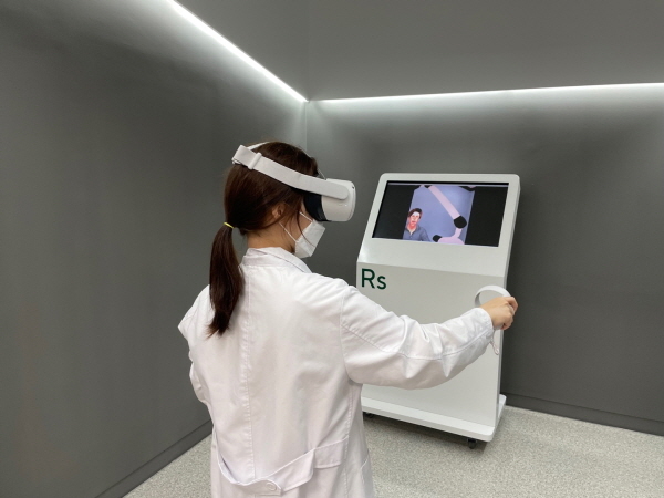 NSP통신-대구과학대학교 치위생과 학생이 VR 영상기기를 활용해 실습 수업을 하고 있다. (대구과학대학교)