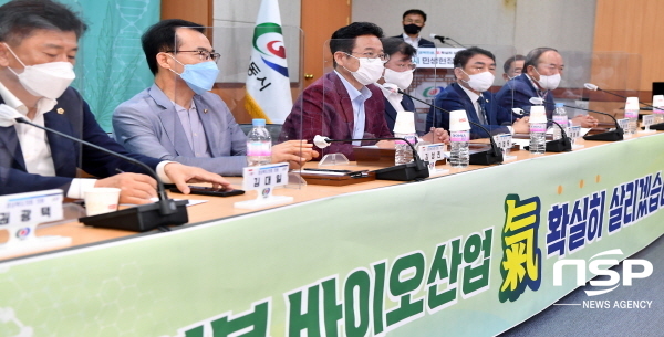 NSP통신-경상북도는 17일 안동시청 회의실에서 경북 바이오산업 분야 기(氣) 확실히 살리자라는 주제로 스물 한 번째 새바람 행복버스 현장 간담회를 개최했다. (경상북도)