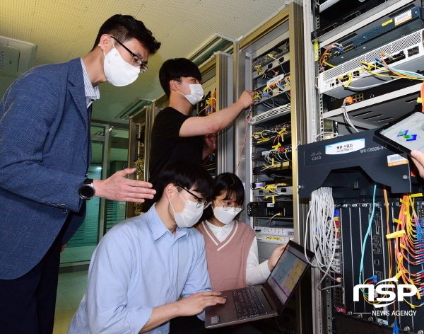 NSP통신-영진전문대 학생들이 네트워크 보안 실습을 받는 장면 (영진전문대학교)