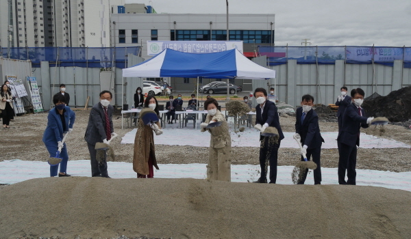 NSP통신-지난 17일 오후 2시, 대구시 동구 첨담의료복합단지 내 시공현장에서 라이프케어산업기술원 기공식에서 남성희 총장(왼쪽에서 네 번째)과 참석자들이 시삽을 하고 있다. (대구보건대학교)