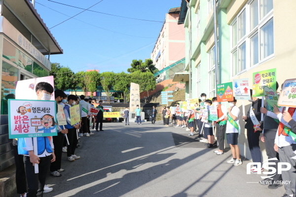NSP통신-예천군청소년상담복지센터가 관내 13개 초·중·고등학교를 대상으로 또래 상담자와 함께하는 등굣길 학교폭력예방 캠페인을 진행한다. (예천군)