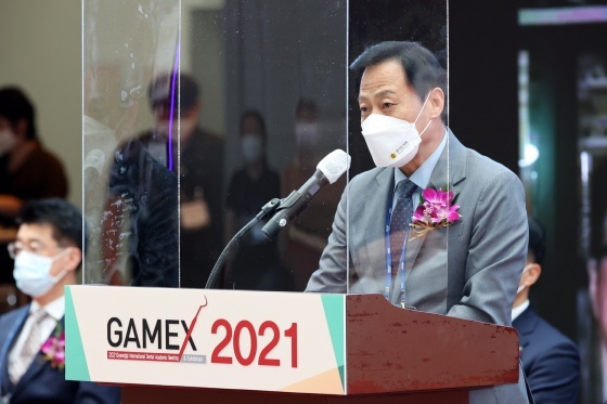 NSP통신-25일 고양시 코엑스에서 장현국 경기도의회 의장이 GAMEX(치과기자재전시회) 2021 개회식에 참석해 축사를 하고 있다. (경기도의회)