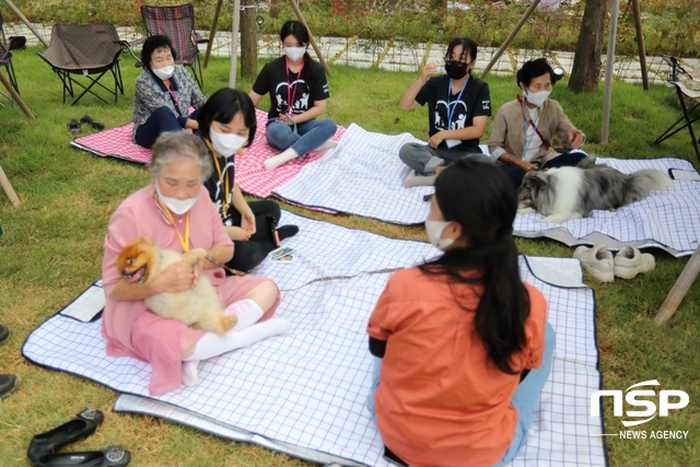 NSP통신-둥글개봉사단이 천안시 동남구에 위치한 베이커리 카페 온담에서 소풍 이라는 주재로 독거어르신을 모시고 동물매개치유 봉사활동을 펼쳤다. (김종식 기자)