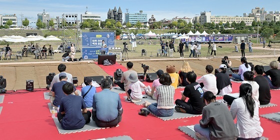 NSP통신-▲공주시가 백제문화제 기간 동안 백제골든벨 퀴즈대회를 진행했다. (공주시)