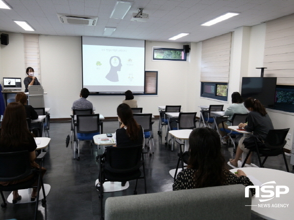 NSP통신-포항시는 27일 청하체리힐의 배금령 대표를 초청해 창업을 희망하는 포항시민 20여 명을 대상으로 성공창업자 특강을 실시했다. (포항시)