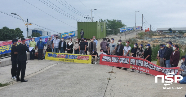 NSP통신-여수고등학교 학부모와 동문들이 학교 옆 아파트 건설현장에서 건설반대와 불허를 촉구하는 결의대회를 열고 있다. (학부모회)