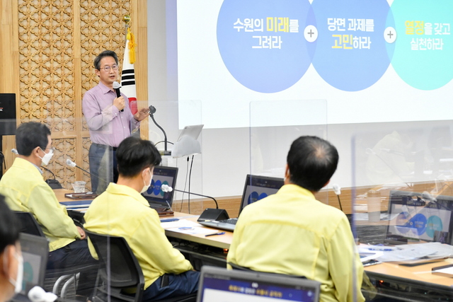 NSP통신-김희겸 전 행정안전부 재난안전관리본부장이 소통경연에서 강연하고 있다. (수원시)