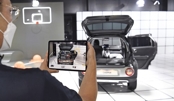 NSP통신-브랜드 쇼룸 캐스퍼 스튜디오(CASPER STUDIO)에서 증강현실(AR, Augmented Reality)을 이용하는 모습 (현대차)