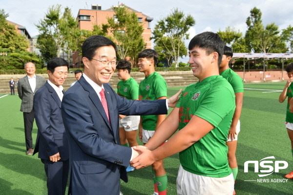 NSP통신-임종식 경상북도교육감은 29일 경북체육고, 경산고등학교를 방문해 전국체전 대비 훈련 방역 상황을 직접 확인하고 13개 종목 150여명의 학생 선수를 격려했다. (경상북도교육청)