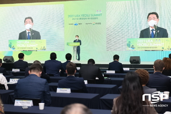 NSP통신-권오봉 여수시장이 29일 개막한 2021 도시환경협약(UEA) 여수정상회의 개회식에서 환영사를 하고 있다. (여수시)