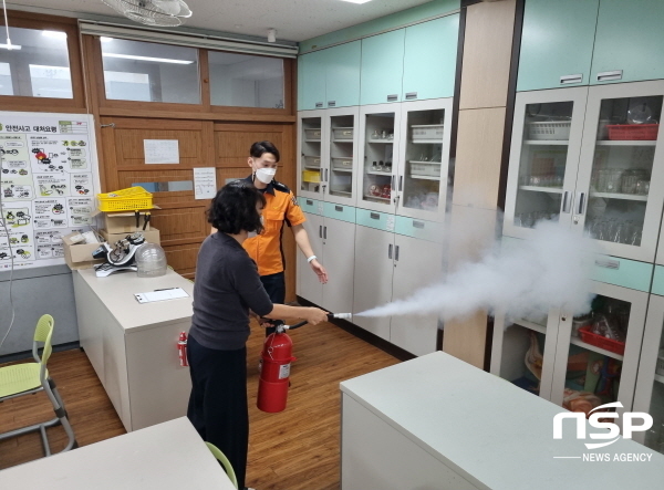 NSP통신-구미소방서는 지난 29일 송정여자중학교 교직원을 대상으로 소화기, 옥내소화전, 심폐소생술 등 소방안전교육을 실시했다고 전했다. (구미소방서)
