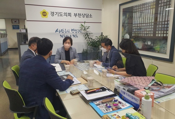 NSP통신-29일 이진연 경기도의원이 경기도의회 부천상담소에서 경기도 여성·가정폭력 공동대응체계 구축 및 운영에 관한 시범 시행을 앞두고 정담회를 하고 있다. (경기도의회)