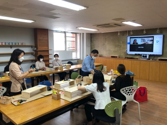 NSP통신-성은학교 장애학생 환경교육 프로그램 운영 전 교사 대상 선행 교육 진행 모습. (성남시)