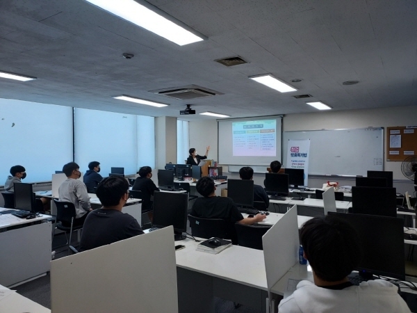 NSP통신-대구경북병무청이 포항 한동직업전문학교를 방문해 찾아가는 취업맞춤특기병 설명회를 진행하고 있다. (대구경북지방병무청)