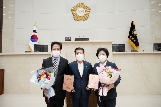 NSP통신-경기동부권시군의장협의회 우수의원 수상 기념촬영 모습. (용인시의회)