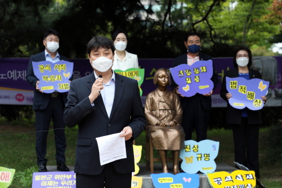 NSP통신-6일 수원 올림픽공원 평화의 소녀상 앞에서 조석환 수원시의회 의장이 성명서를 통해 일본정부에 공식 사죄 및 법적 배상을 촉구하고 있다. (수원시의회)