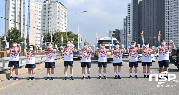 NSP통신-임종식 경상북도교육감은 7일 경산일원에서 열린 제102회 전국체육대회 및 제41회 전국장애인 체육대회를 빛내고, 대구·경북 통합의 의미를 담은 특색있는 성화 봉송을 했다. (경상북도교육청)