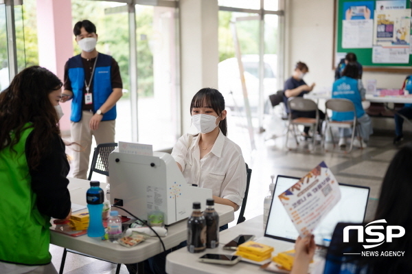 NSP통신-지난 6일 경북과학대 학생이 금구관 1층에서 칠곡군정신건강복지센터의 찾아가는 마음 건강 지원 프로그램에 참여하고 있다. (경북과학대학교)