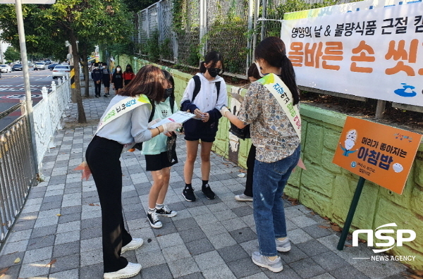 NSP통신-여수시가 여수동초등학교 등 3개교 어린이 1000여 명을 대상으로 어린이 건강식생활 실천과 코로나19‧식중독 예방수칙 홍보를 위한 합동 캠페인을 전개했다. (여수시)