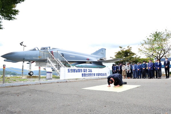 NSP통신-김영만 군위군수가 13일 군위군청에 설치된 통합신공항 상징물 팬텀기 앞에서 경북도의회를 향해 대구편입에 대한 간절함을 담아 도의회의 대승적 협조를 부탁하며 큰절을 하고 있다. (군위군)