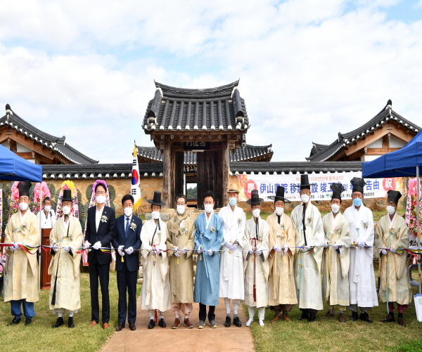 NSP통신-이철우 경상북도지사는 13일 오전 영주 이산면 석포리에서 열린 이산서원 복설 준공식과 봉안고유제에 참석했다. (경상북도)