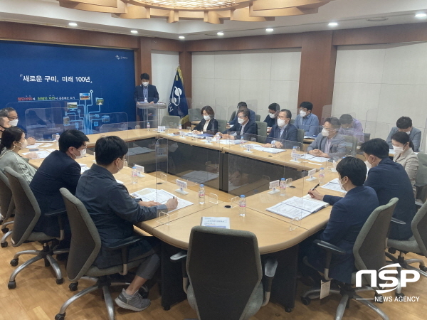 NSP통신-구미시는 지난 12일 경제지원국장 주재로 스마트산단사업 관련부서 및 지역 혁신기관 관계자 등 15명이 참석한 가운데, 제조혁신을 통한 기업경쟁력 강화를 위해 스마트그린산단 신규사업 발굴회의를 개최했다. (구미시)