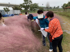 [NSP PHOTO]경북도민행복대학 구미캠퍼스 학생들, 낙동강체육공원 주변 자연정화활동 실시