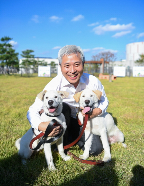 NSP통신-곽상욱 오산시장이 청와대가 분양한 풍산개 강산이, 겨울이와 기념촬영을 하는 모습. (오산시)