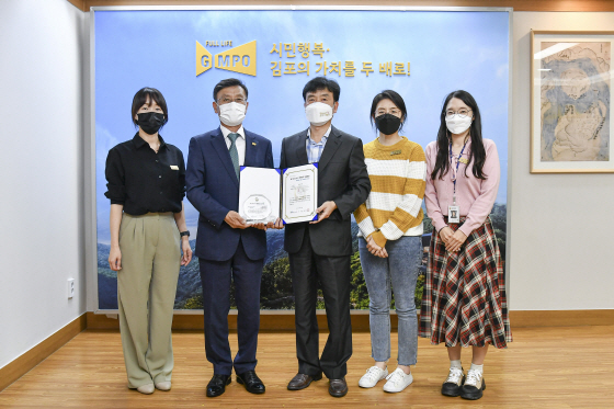 NSP통신-김포시가 제11회 2021 대한민국 SNS 대상에서 기초자치단체 부문 최우수상을 수상해 정하영 김포시장(왼쪽 두번째)을 비롯한 관계자들이 기념촬영을 하고 있다. (김포시)