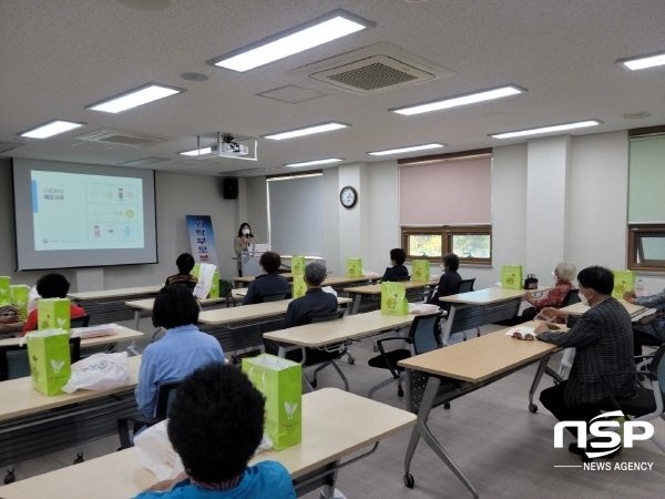 NSP통신-울진군은 지난 14일 울진군청소년수련관에서 가정위탁아동을 양육하는 대리·친인척 위탁부모와 담당공무원 30여명을 대상으로 2021년 울진군 대리양육 및 친인척 위탁부모 보수교육을 실시했다. (울진군)