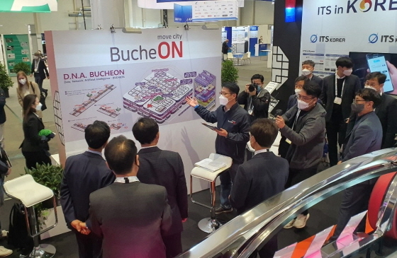 NSP통신-정기홍 주함부르크총영사,국토교통부,자치단체 관계자에게 부천시 ITS를 설명하고 있다. (부천시)