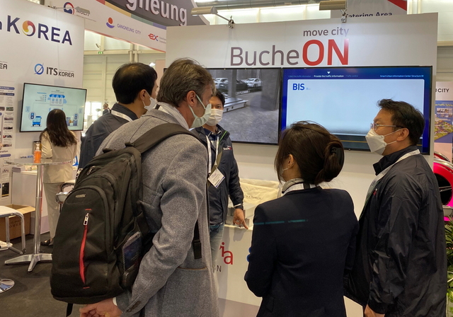 NSP통신-해외 참가자에게 부천시 지능형교통체계(ITS)에 대해 설명하는 모습. (부천시)