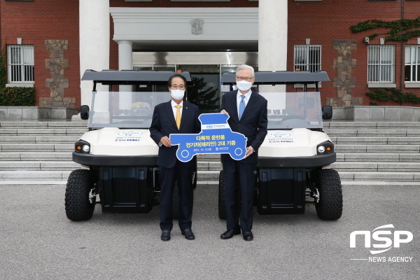 NSP통신-김성문 디아이씨 회장(왼쪽)이 신일희 계명대학교 총장에게 전기차를 기증을 하고 있다. (계명대학교)