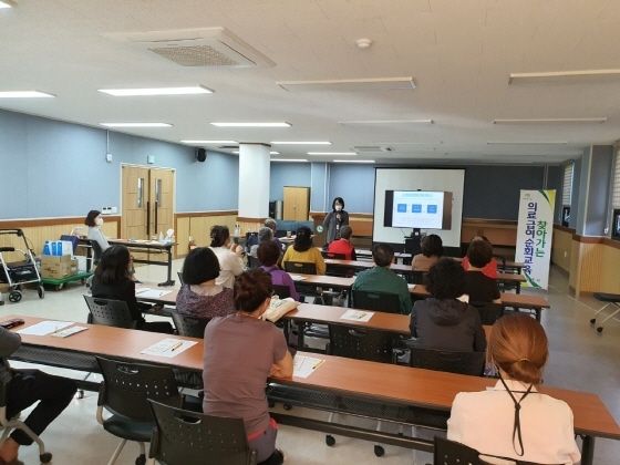 NSP통신-14일 권선2동행정복지센터에서 의료급여제도 교육을 하는 모습. (수원시)