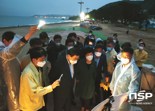 NSP통신-주낙영 경주시장 양남 수렴항 어촌뉴딜 300사업 현장 점검 모습. (경주시)