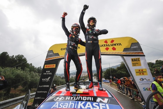 NSP통신-2021 월드랠리챔피언십 11차 대회 스페인 랠리에서 우승을 차지한 티에리 누빌(Thierry Neuville) 선수와 코드라이버 마틴 비데거(Martijn Wydaeghe) 선수가 현대자동차 i20 Coupe WRC 랠리카 위에 올라 세레모니를 하는 모습 (현대차)