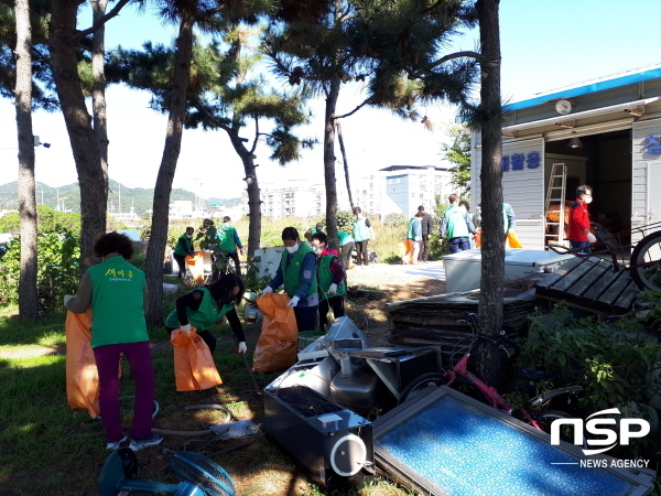 NSP통신-울진군은 지난 17일 후포면 새마을지도자협의회·부녀회 30여 명이 합동으로 가을맞이 환경정화 캠페인을 추진했다고 밝혔다. (울진군)