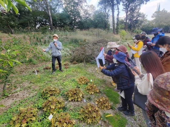 NSP통신-19일 수원수목원 서포터즈 단원들이 수목원 양묘장에 있는 식물을 관찰하고 있다. (수원시)