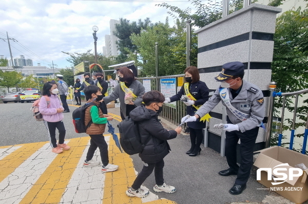 NSP통신-포항북부경찰서는 19일 장량초등학교에서 녹색어머니회 등 유관단체 40여명이 참여한 가운데 어린이 회장단들과 함께하는 어린이 보호구역 내 교통안전 캠페인을 실시했다. (포항북부경찰서)