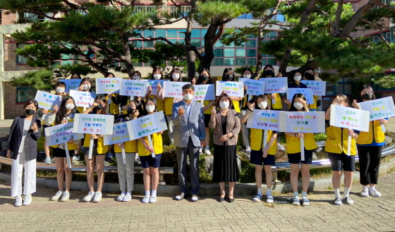NSP통신-운천중학교 학생 및 관계자들이 또래상담활동주간을 맞아 캠페인을 펼치고 있다. (오산시)