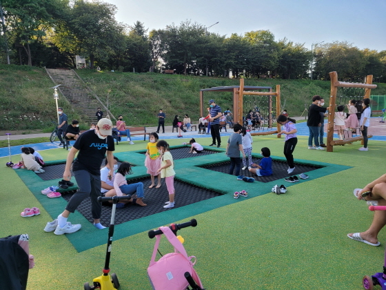 NSP통신-광명시는 철산13단지 맞은편 안양천 둔치에 아이들과 함께 즐길 수 있는 안양천 가족놀이터를 조성했다. (광명시)