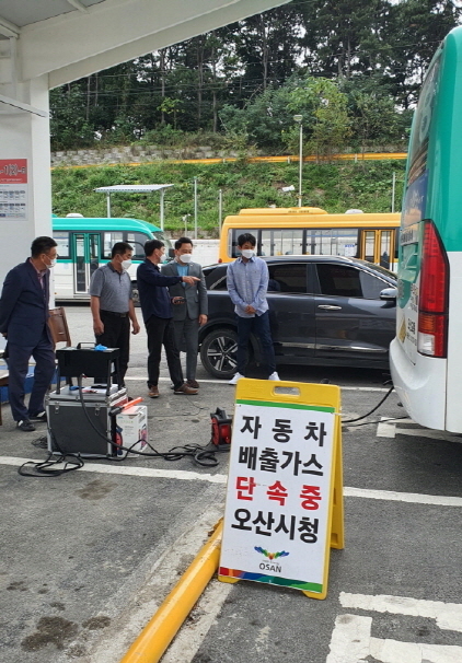 NSP통신-이성혁 오산시의원(오른쪽 두번째)과 관계자들이 버스 배출가스를 점검하고 있다. (오산시)