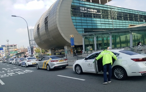 NSP통신-기흥역 인근 승강장에서 시 관계자가 택시를 점검하고 있다. (용인시)