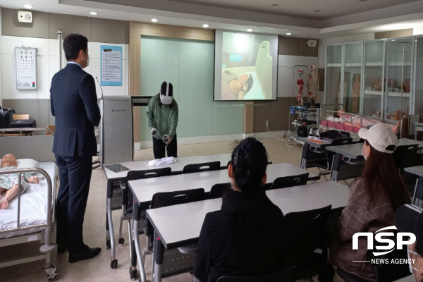 NSP통신-포항 선린대학교 간호학부는 지난 21일에 믿음관 305호에서 간호학부 재학생 28명을 대상으로 VR 활용 임상 실무 교육을 시행했다. (포항 선린대학교)