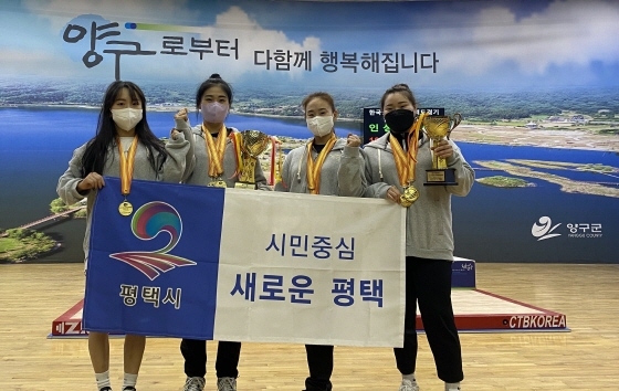 NSP통신-한국실업역도연맹회장배 역도경기에서 메달 12개를 휩쓸고 여자일반부 경량급 단체전에서 종합우승을 차지한 평택시청 역도팀. (평택시)