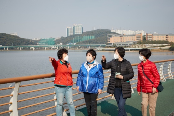 NSP통신-용인시의회 문화복지위 장정순 위원장을 비롯한 위원회 소속 의원들이 신 용인8경을 답사하고 있다. (용인시의회)