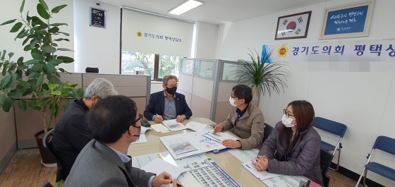 NSP통신-경기도의회 평택상담소에서 오명근 경기도의원이 2021년 평택시 지방하천정비사업 관련해 업무보고 청취 및 현안사항에 대해 논의하고 있다. (경기도의회)