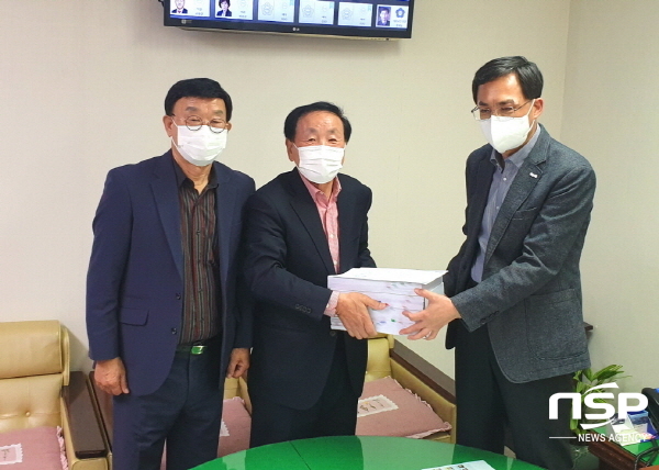 NSP통신-청사통합추진범시민대책회의가 여수시의회 사무국에 시민 2만6000여 명의 서명을 받아 여론조사 촉구 청원서를 제출했다. (여수시)